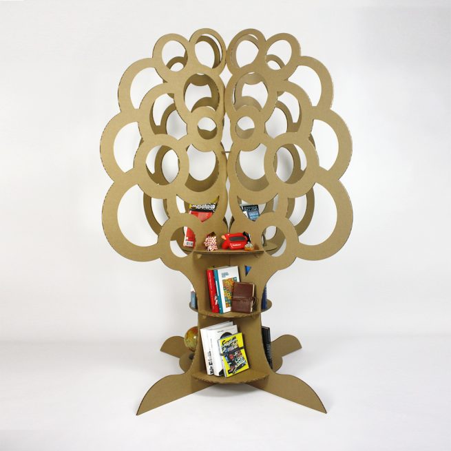 árbol y estante de cartón