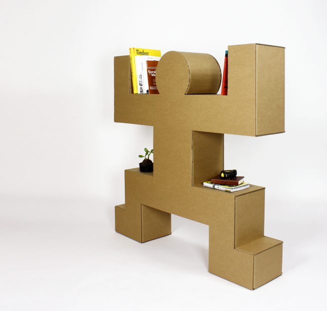 figura humana y estante de cartón corrugado