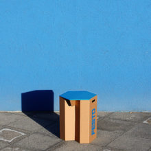 banco de cartón con impresión Festo azul