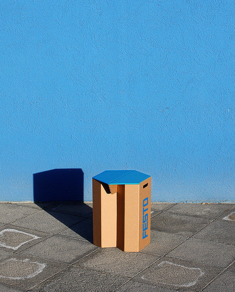 banco de cartón con impresión Festo azul